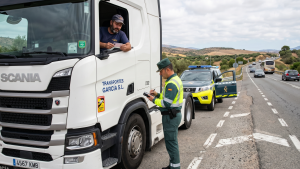 Camionero siendo multado por no llevar la carta de porte