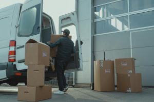 Hombre haciendo una entrega de mercancía con albarán digital