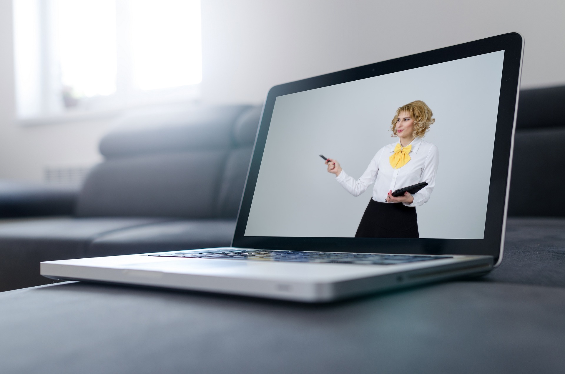 mujer en pantalla del ordenador explicando que es la seguridad digital
